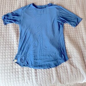 One golden thread (medium) crew T